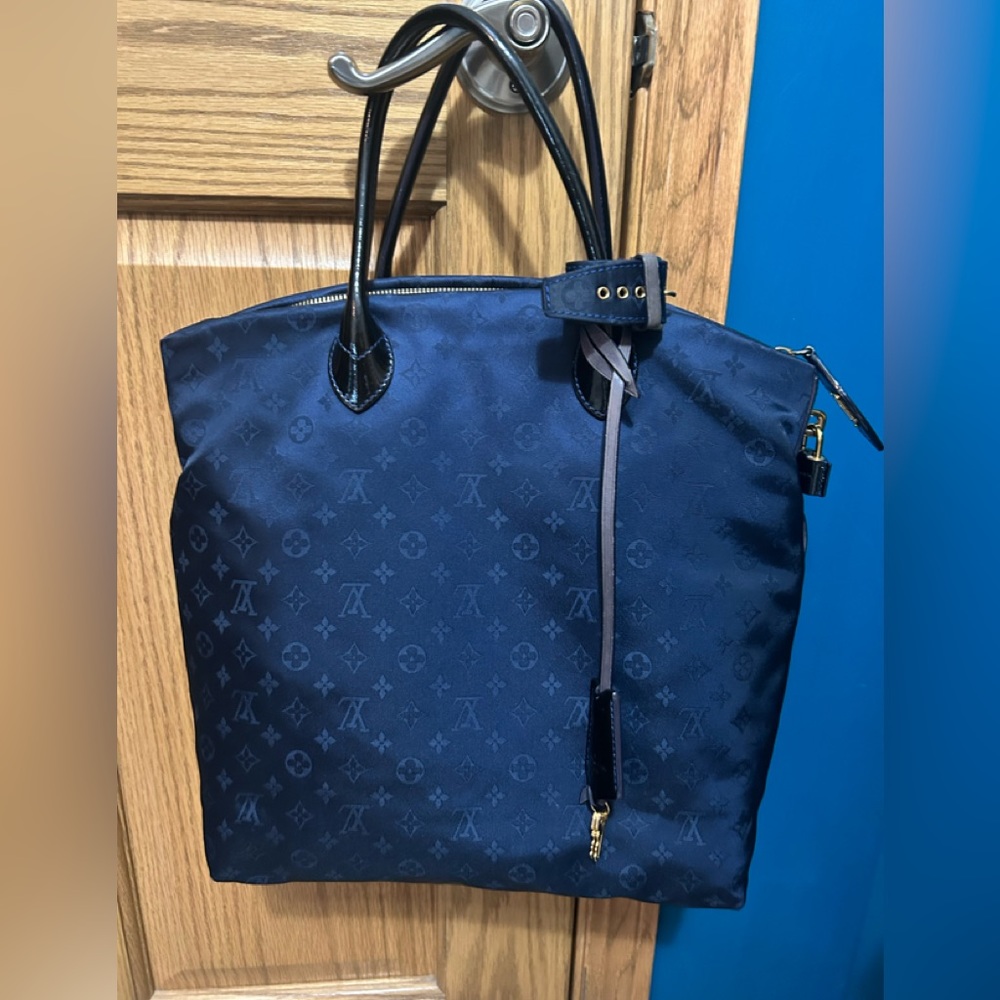 **** SOLD ****LOUIS VUITTON MONOGRAM NYLON Desire Lockit Vertical